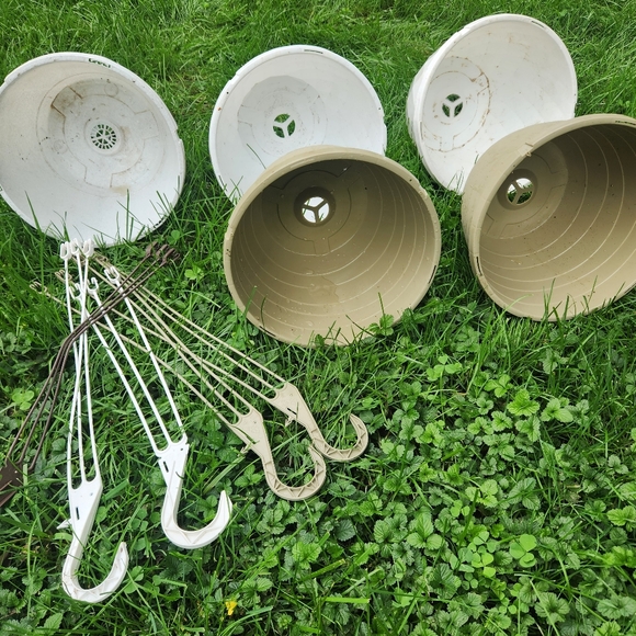 5 Plastic Hanging Flower Pots - Picture 7 of 7